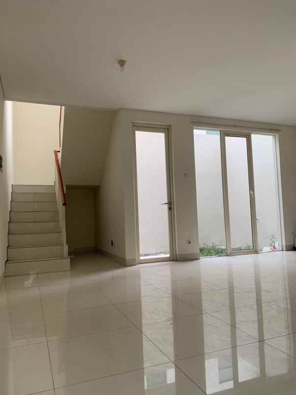 dijual rumah grand pakuwon