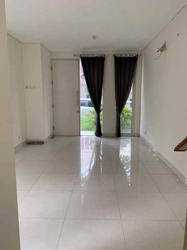 dijual rumah grand pakuwon