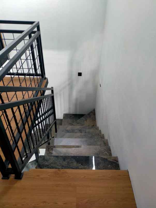 dijual rumah jalan chery komplek pu