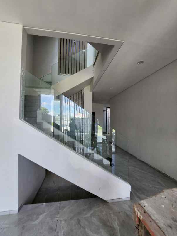 dijual rumah jalan crystal golf citraland