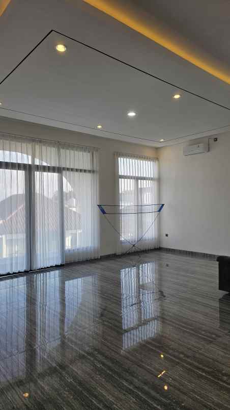 dijual rumah jalan fullerton place