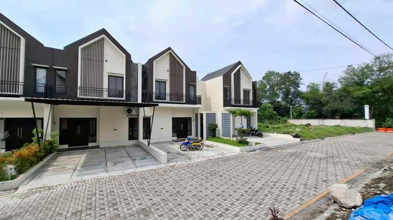 dijual rumah jalan kaliurang km 12