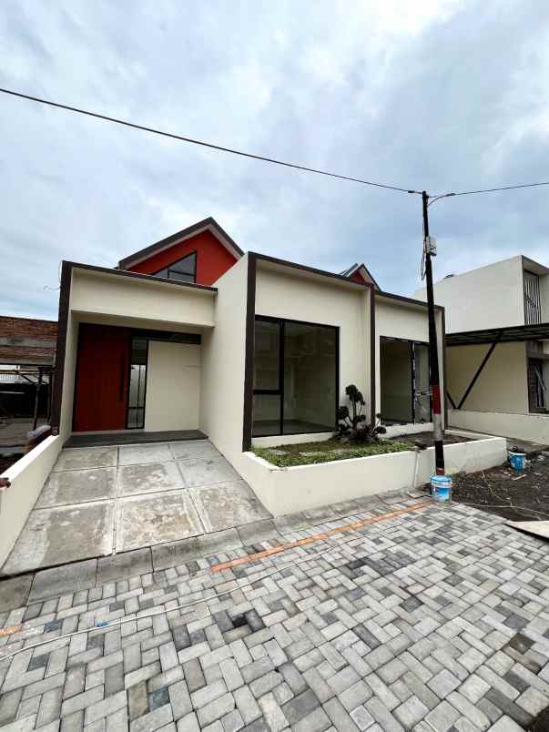 dijual rumah jalan kaliurang km 12