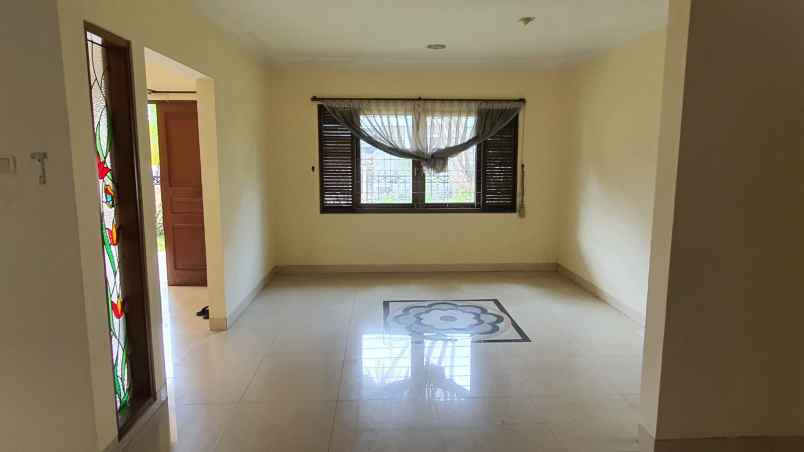 dijual rumah jalan kebayoran lama