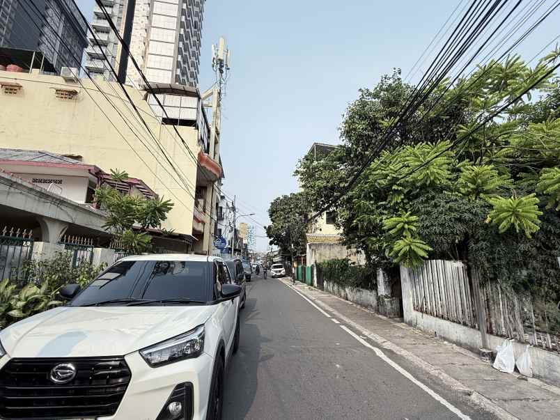 dijual rumah jalan kebon sirih barat