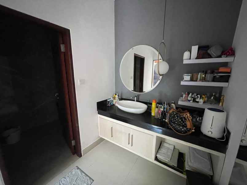 dijual rumah jalan laksamana