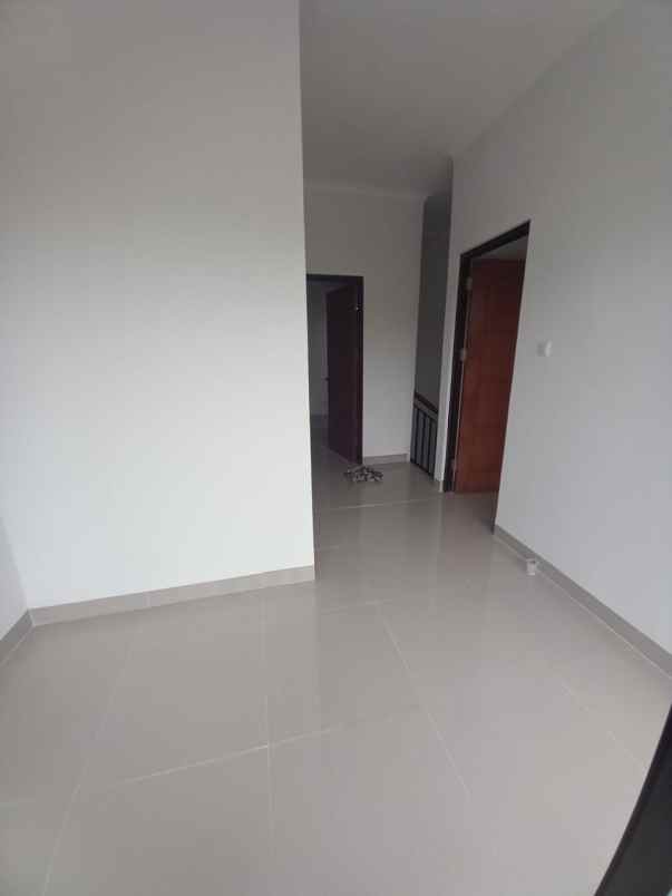 dijual rumah jalan raya benda barat