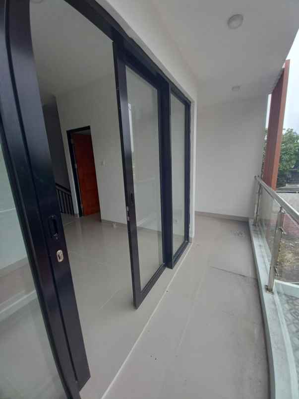 dijual rumah jalan raya benda barat