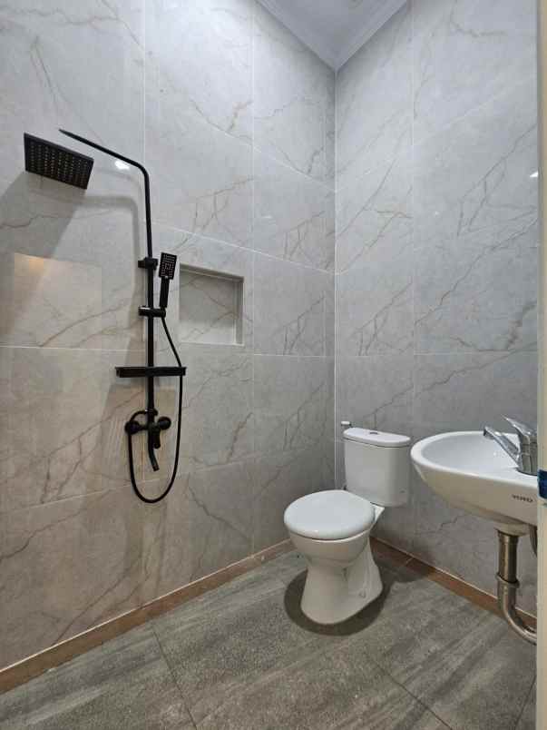 dijual rumah jalan raya jagakarsa