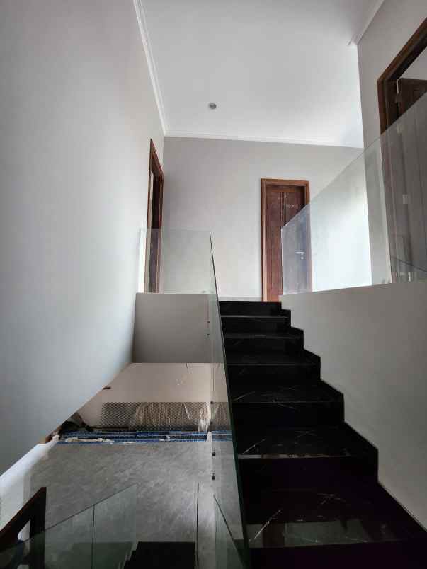 dijual rumah jalan taman internasional