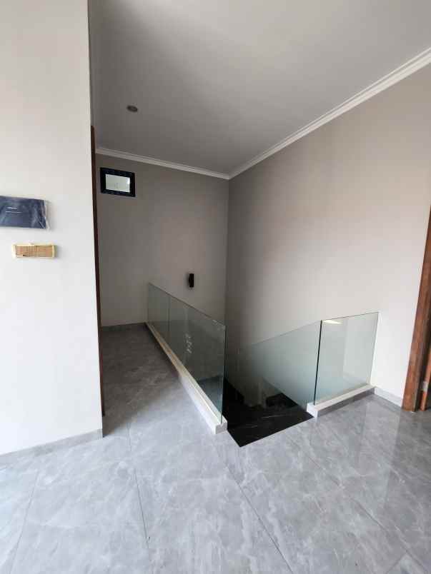 dijual rumah jalan taman internasional