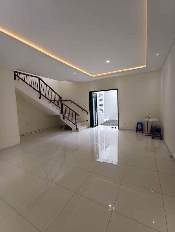 dijual rumah jalan turangga