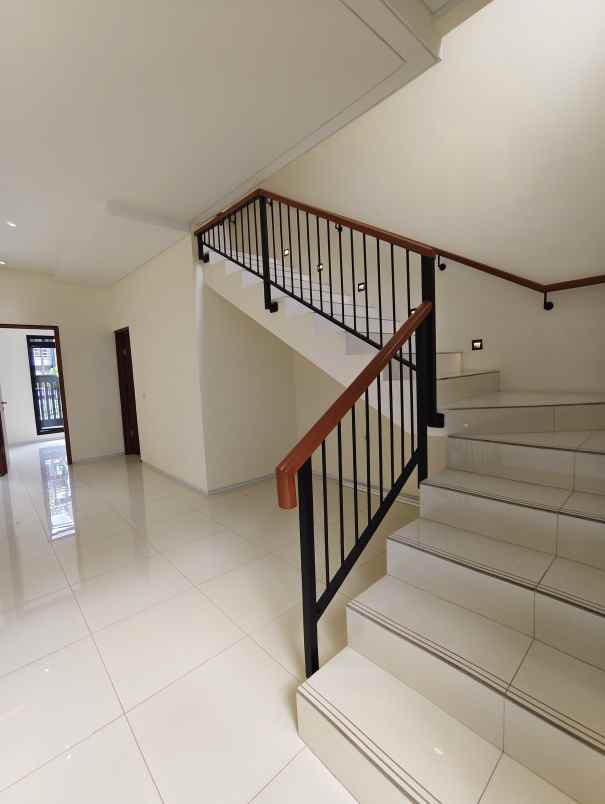 dijual rumah jalan turangga