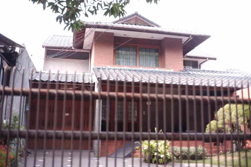 dijual rumah jl diponegoro bandung dkt