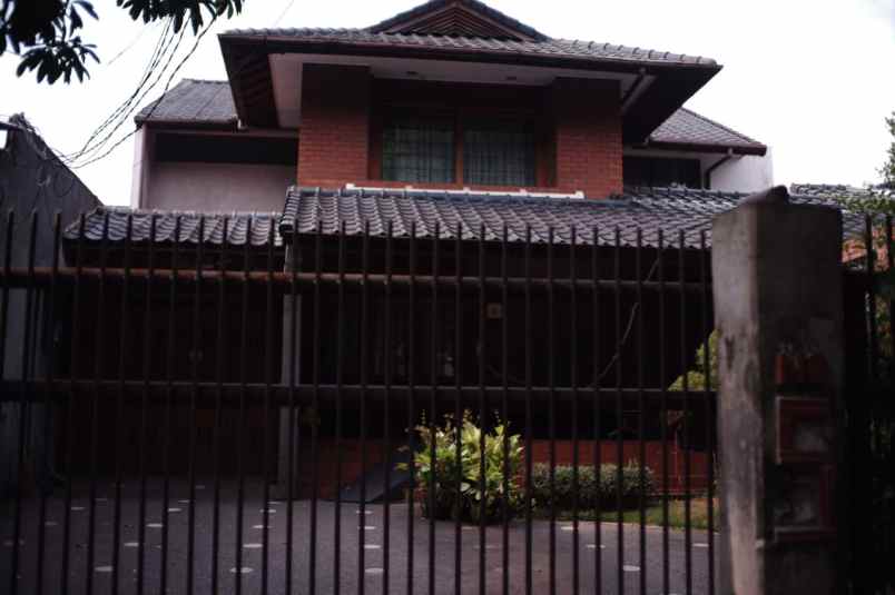 dijual rumah jl diponegoro bandung dkt