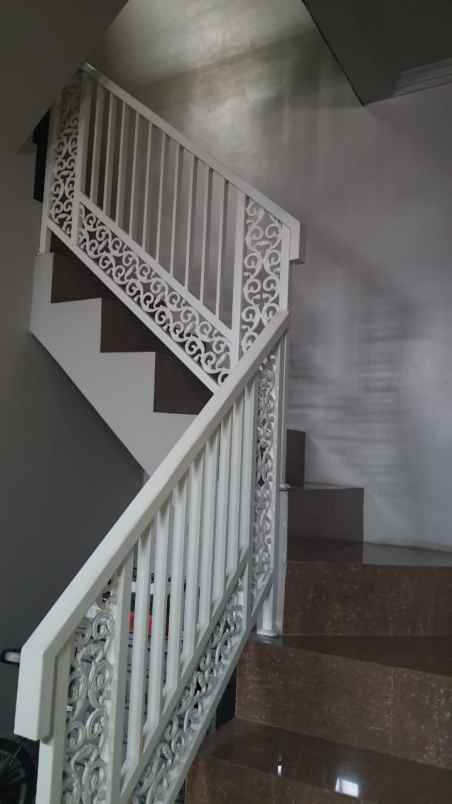 dijual rumah jl gading raya pondok