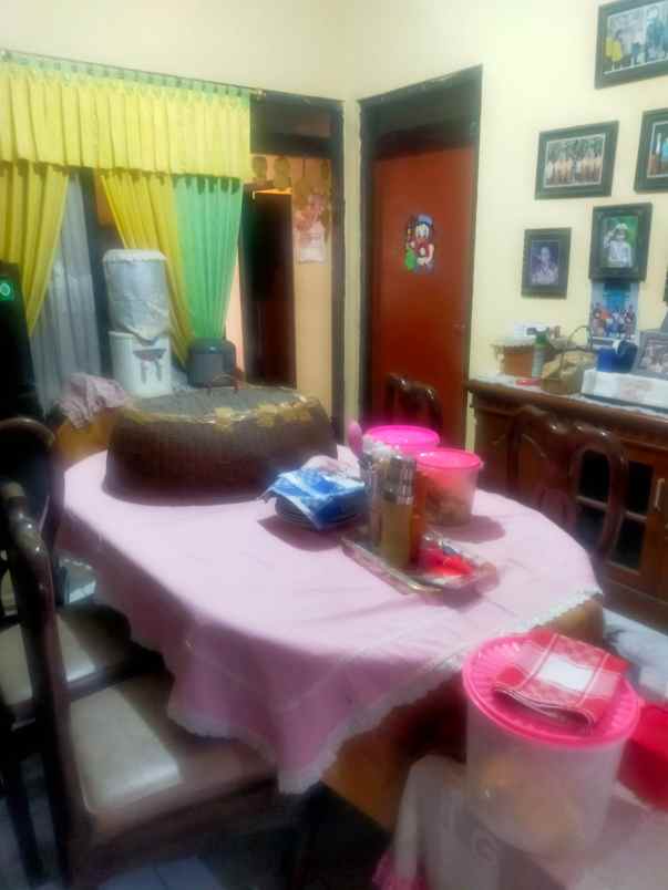 dijual rumah jl menanggal kel menanggal