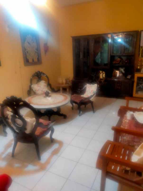 dijual rumah jl menanggal kel menanggal