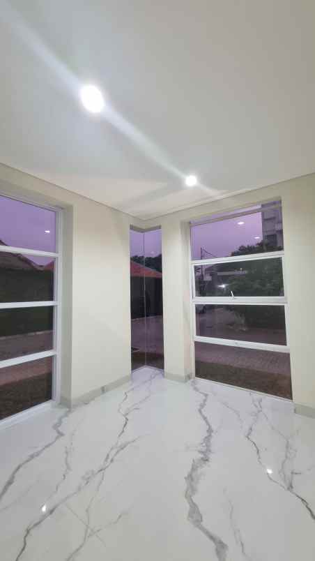 dijual rumah jl mujair