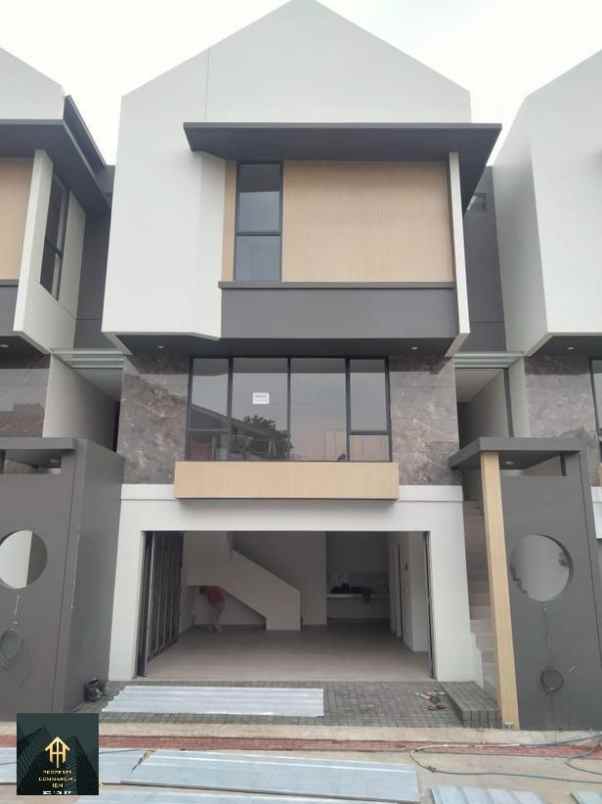 dijual rumah jl setraduta