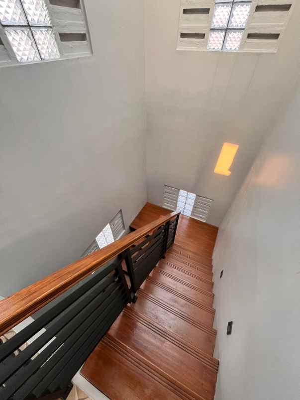 dijual rumah jln tanah baru beji depok