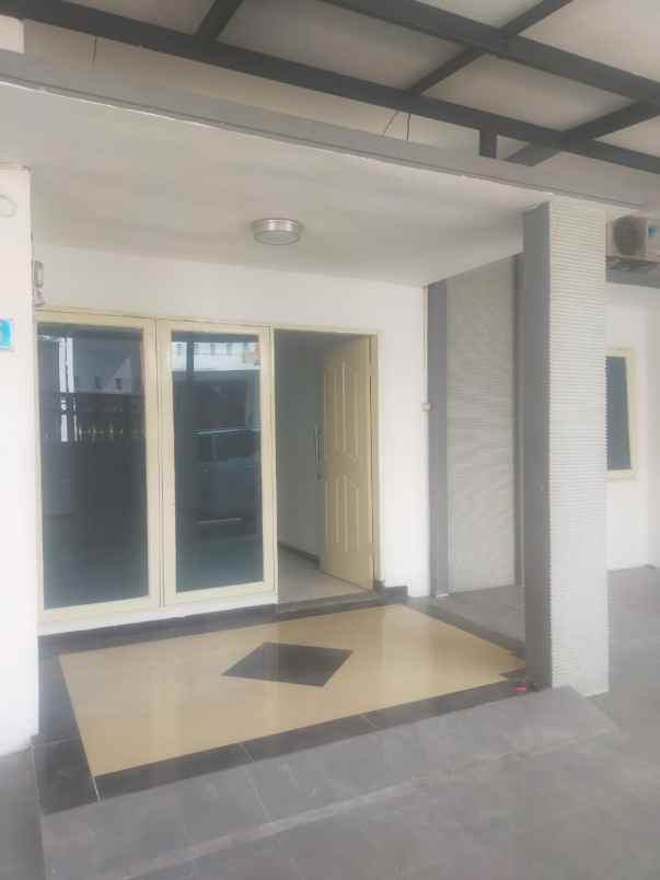 dijual rumah karang empat