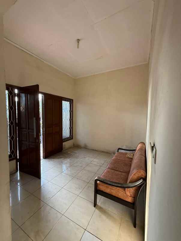 dijual rumah kedung cowek