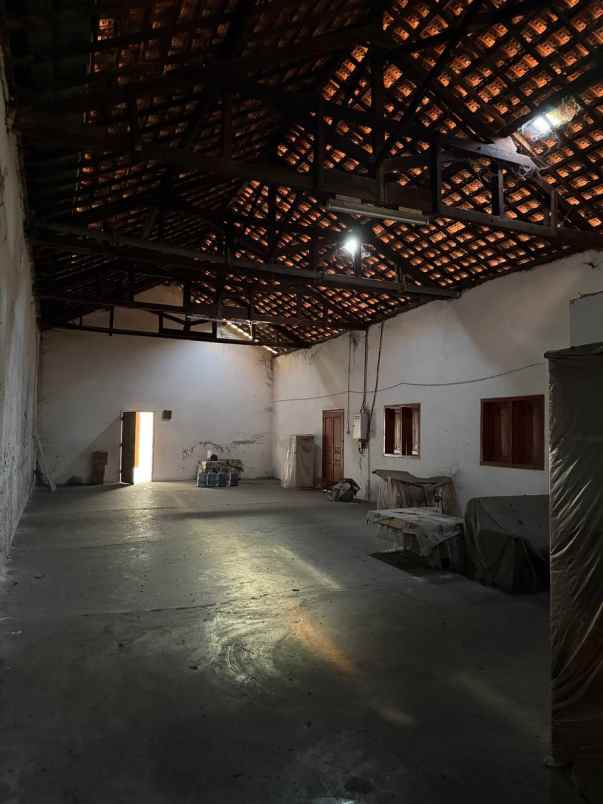 dijual rumah kedung cowek