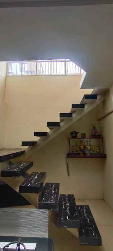 dijual rumah komplek besar parakan mas