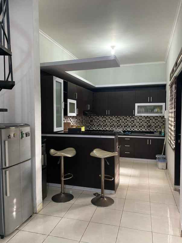 dijual rumah komplek buana soeta