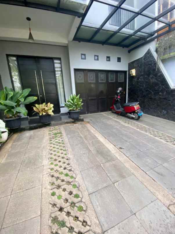 dijual rumah komplek mitra dago