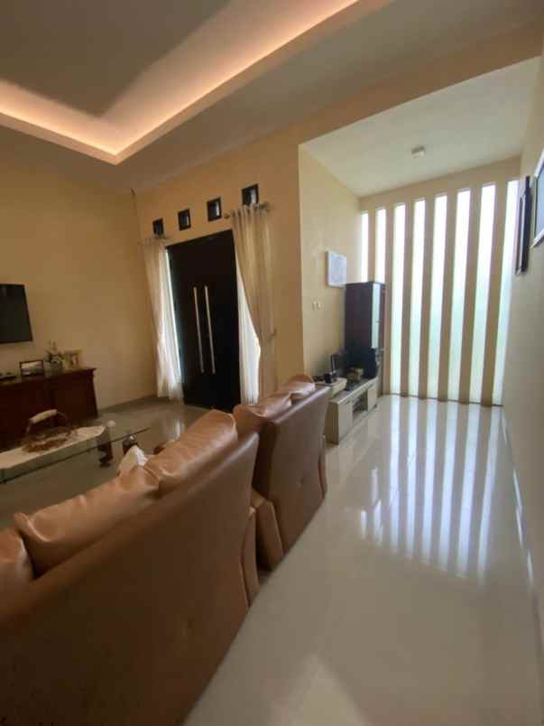 dijual rumah komplek mitra dago