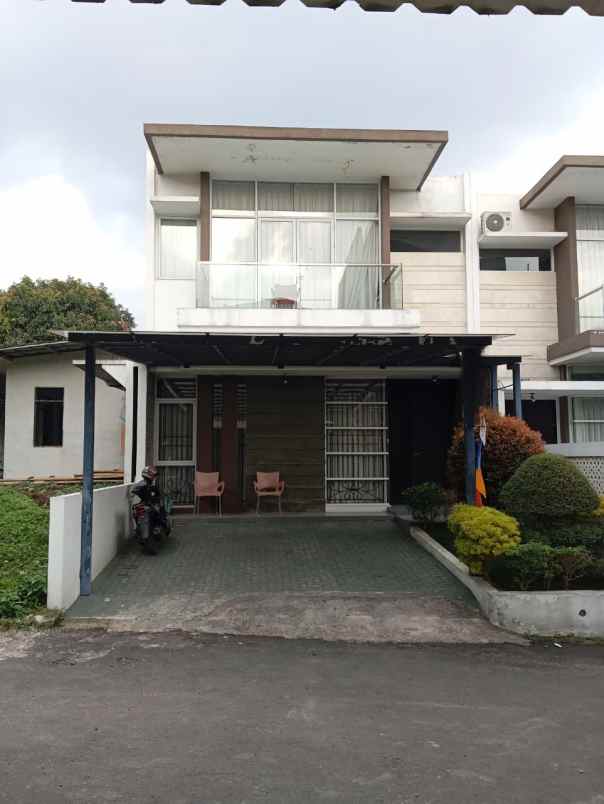 dijual rumah komplek sarijadi