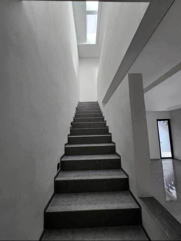 dijual rumah komplek setra duta cluster