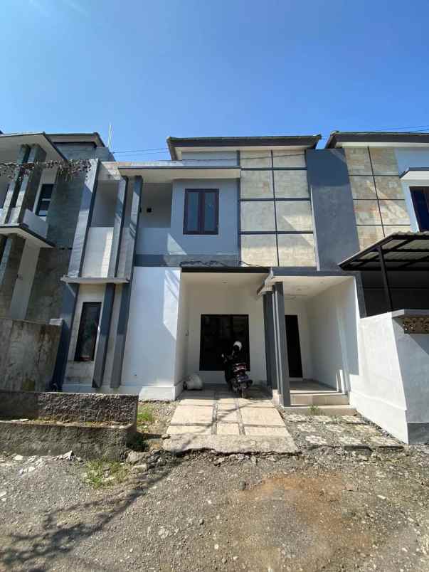 dijual rumah lantai 2 lokasi jalan galunggung cargo