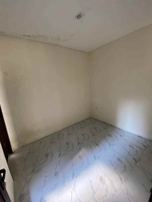 dijual rumah lantai 2 lokasi jalan galunggung cargo