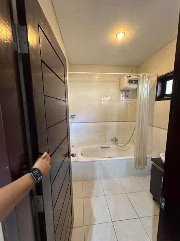 dijual rumah lantai 2 lokasi jalan tukad barito renon