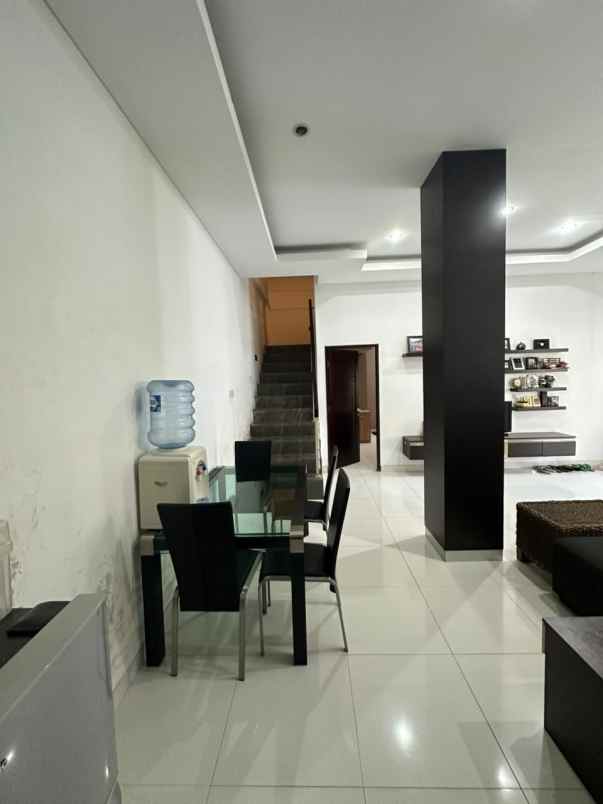 dijual rumah lantai 2 lokasi jalan tukad barito renon