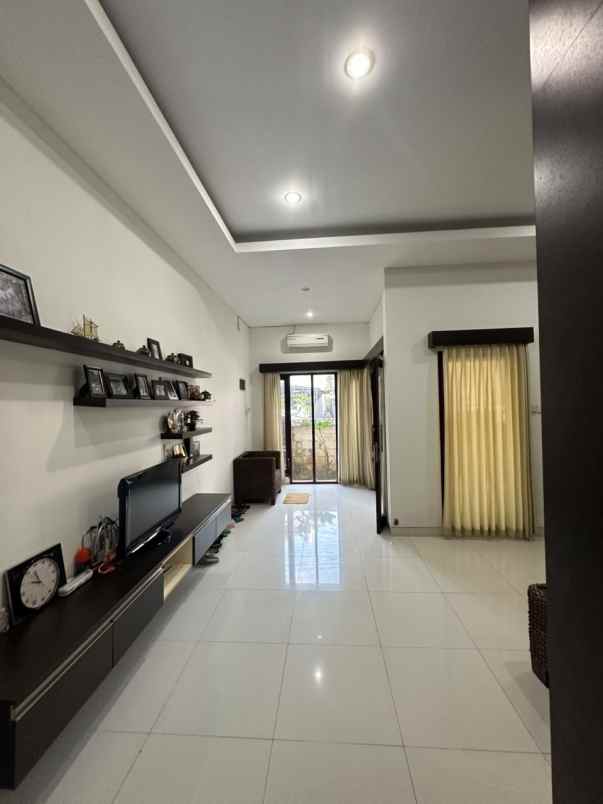 dijual rumah lantai 2 lokasi jalan tukad barito renon