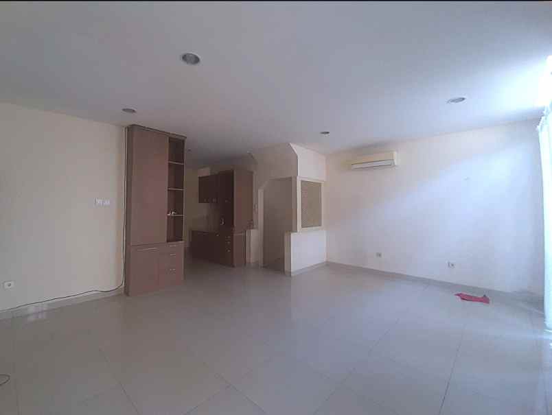 dijual rumah long beach residence