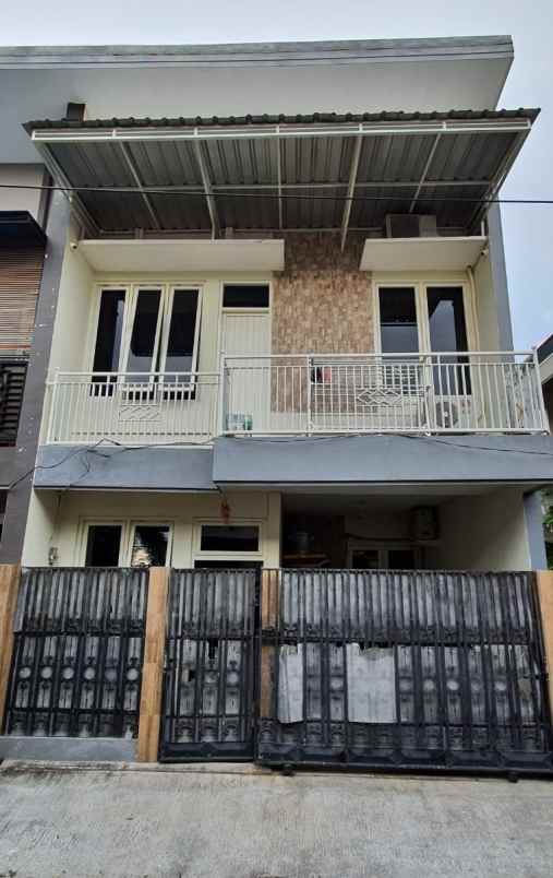 dijual rumah manukan asri