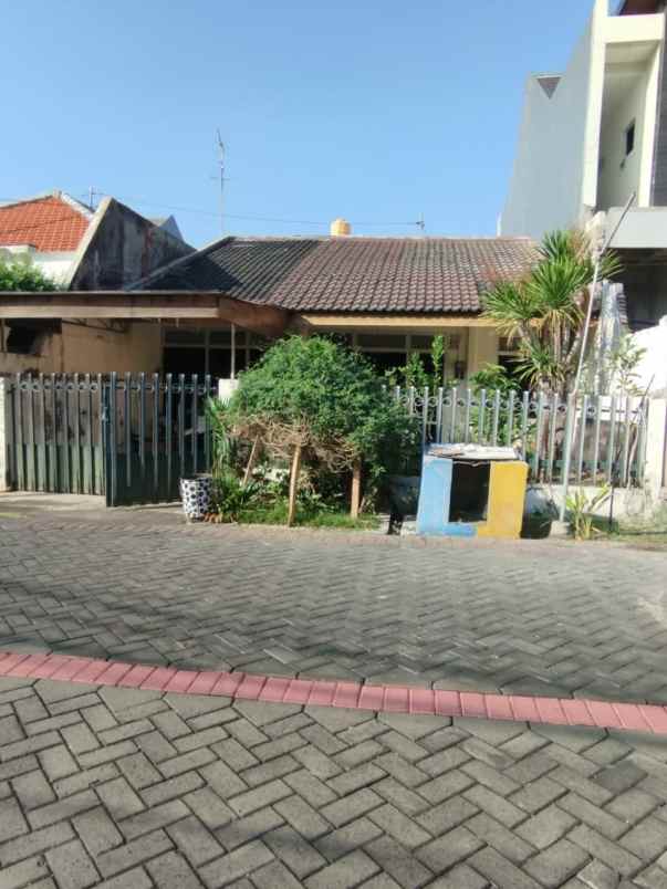 dijual rumah manyar