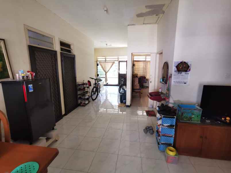 dijual rumah manyar