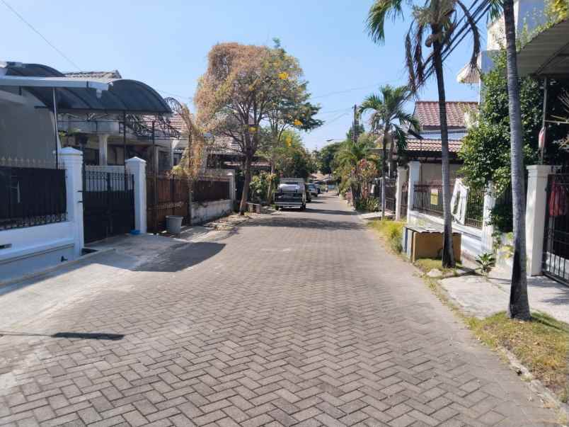 dijual rumah manyar
