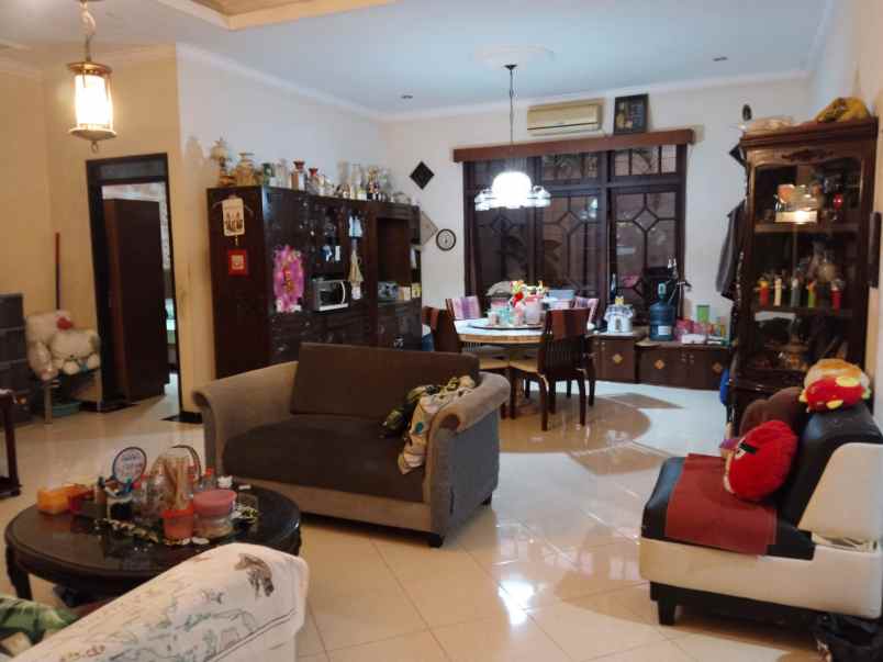 dijual rumah manyar