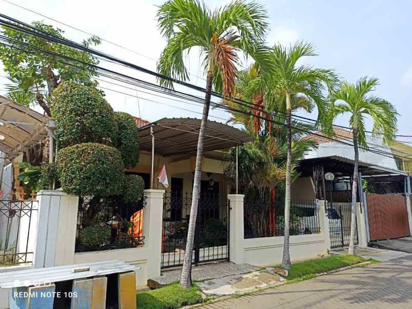 dijual rumah manyar