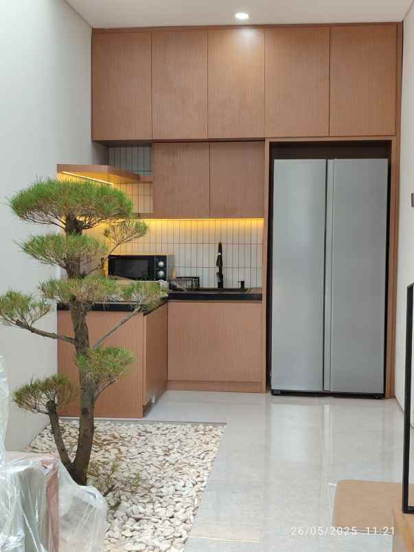 dijual rumah mewah 2 lantai lokasi di limo depok