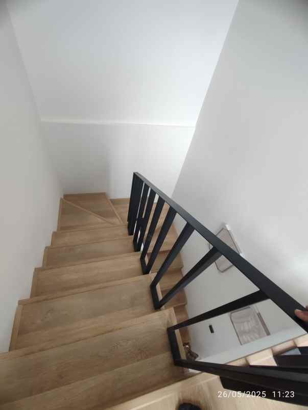 dijual rumah mewah 2 lantai lokasi di limo depok