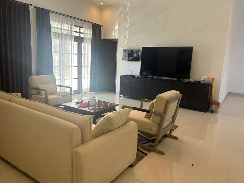 dijual rumah mewah lokasi jalan kebudayaan sidakarya