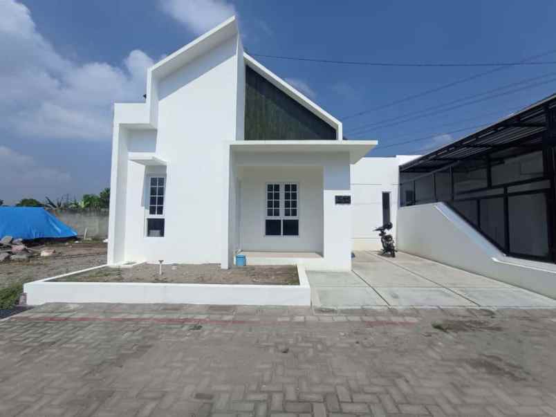 dijual rumah modern pesan bangun dekat jalan utama